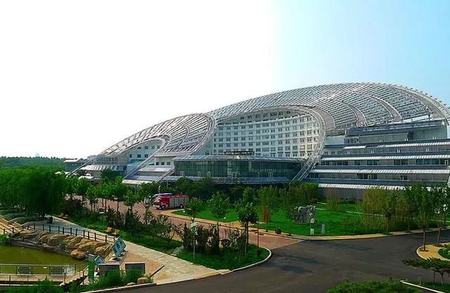 ▲坐落于山东德州的“日月坛微排大厦”,建成时是全球最大太阳能办公大楼。
