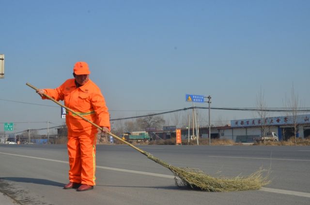 12月21日，张玉芳在清扫街道。新华社记者 高博 摄