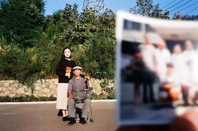 石勐尧和爷爷的照片。她和爷爷拍了400多张合照,记录了爷爷人生的最后7年。受访者供图