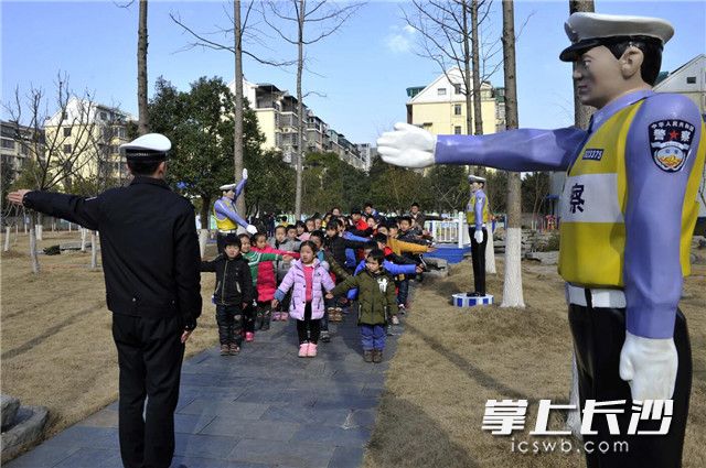 共筑交通安全 社区孩子到雨花交通安全主题公