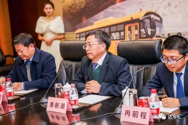 校车拦腰撞上纯电动客车,测给你看到底谁更惨