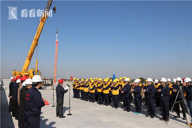 沪通铁路(南通至安亭段)成功组立牵引接触网第