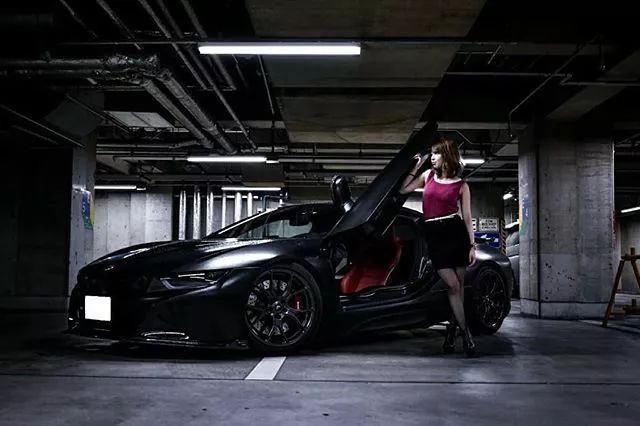 宝马i8改成黑武士之后终于有了跑车的样子,妹