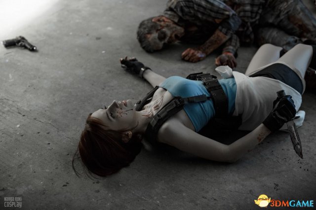 俄美女cos《生化危机3》吉尔 性感妹子险被僵尸骑