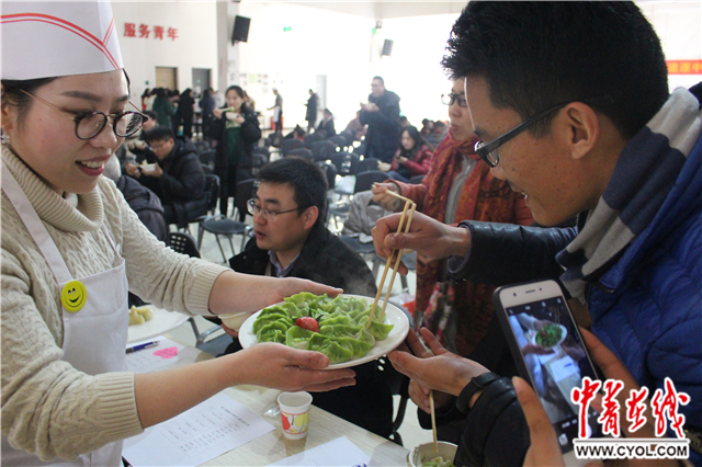 教师包饺子打擂台师生共迎冬至|饺子|包饺子|果汁