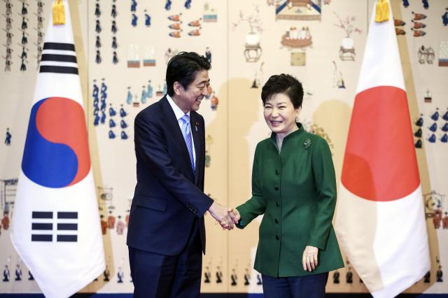2015年12月，日韩“突袭式”签署“慰安妇协议”，埋下隐患