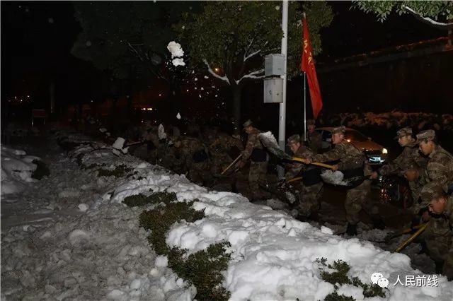 清扫道路积雪。 据悉,为应对后续的雨雪天气,东部战区陆军驻苏皖部队正严阵以待,做好出动准备,随时支援地方扫雪除冰。 人民子弟兵爱人民。看完此文,为最可爱的人点个赞吧! 您的一键分享,就是传播正能量! 来源 人民前线 作者 刘 德 陈 飞 张海辉 余海波 童祖静 摄影 陈 健 陈潇阳 贾玉川 张 成 刘康华 刘先冬 李小朋 刊期 20180033期 本期编审:钱晓虎 值班编辑:刘 畅 李 华 孙继伟 责任编辑:赵林孟 付潇翔 祁 政