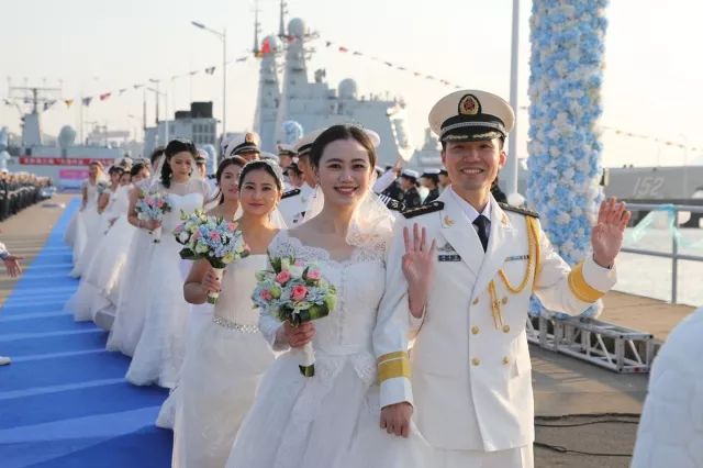 军装白婚纱_军装婚纱(2)