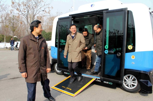 网联无人迷你巴士在东南大学九龙湖校区首发试