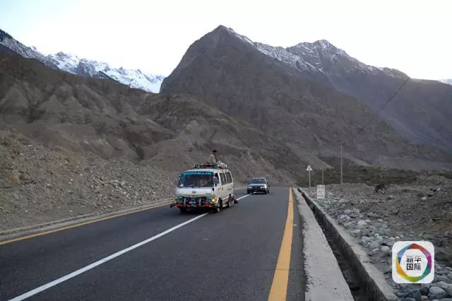 ������ͼƬ��������ʻ�ڰͻ�˹̹�����Ŀ������ع�·�ϡ�