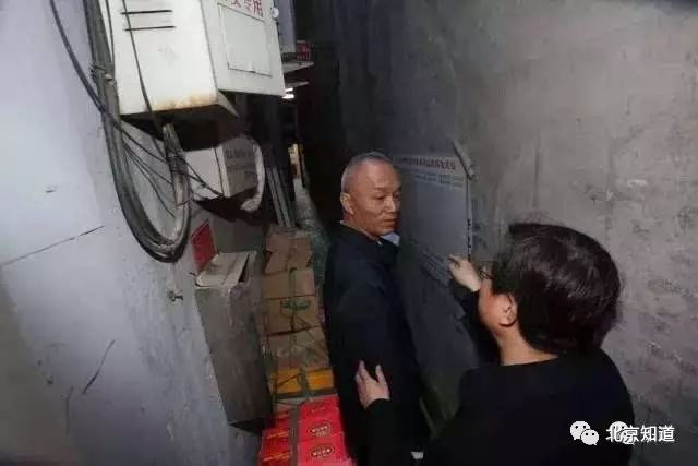 蔡奇穿过一尺巷。图片来源:识政