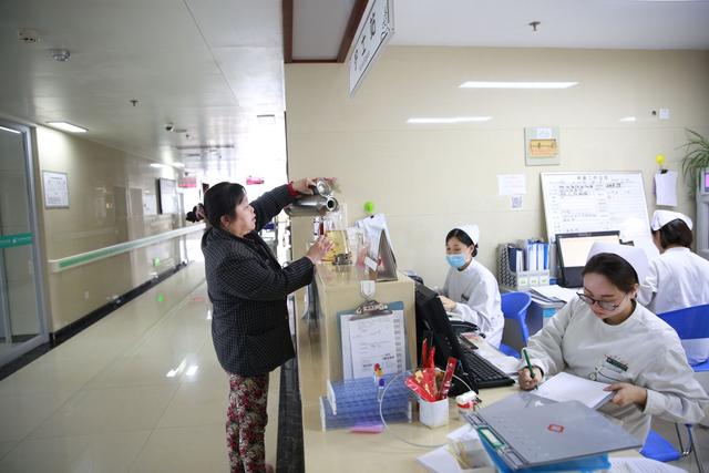 病危儿子在精心救治下恢复行走 她在医院做保