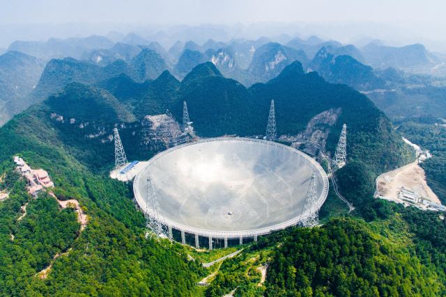 图为被誉为"天眼"的国家重大科技基础设施——500米口径球面射电