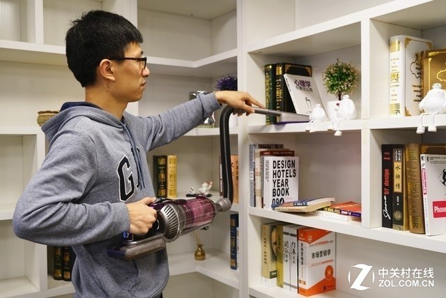 吸尘器可清洁地面以上的空间