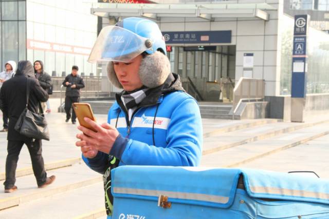 还有什么理由不努力!左腿截肢的外卖小哥月入