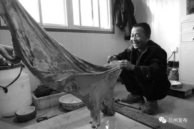 必看| 组图揭秘兰州羊皮筏子的制作过程