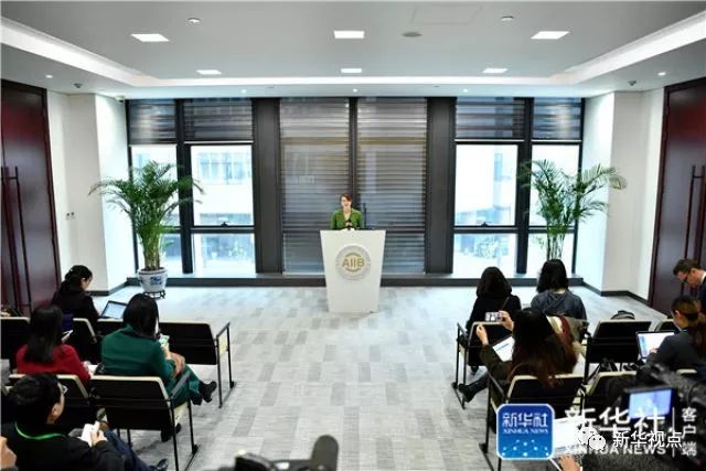 亚投行新闻发言人欧若拉在发布会上介绍情况并答记者问(2017年3月23日摄)。新华社记者 李鑫 摄