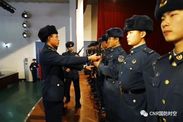 近日,授枪仪式在该旅机关大礼堂隆重举行,10余名预选警卫员经过层层