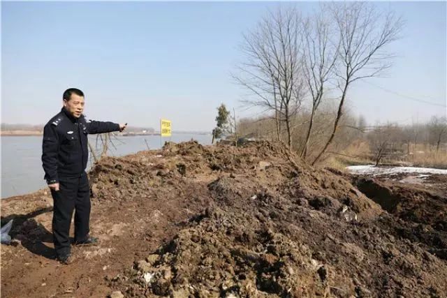 铜陵上江村的江滩上被倾倒堆积2400余吨固体废物。新华社记者 曹力 摄
