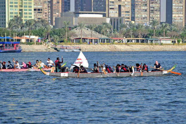 首届新春杯尼罗河龙舟赛在埃及开罗举行
