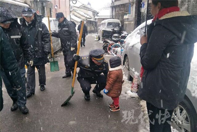 暖心!南京城管扫雪打通道路,两岁小女孩跑出来