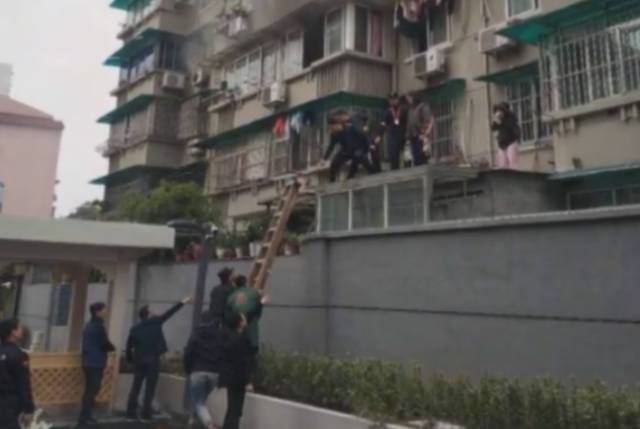 女子把它放在床上，酿成火灾4人不幸遇难！这东西家家都有，一个实验看它有多危险！