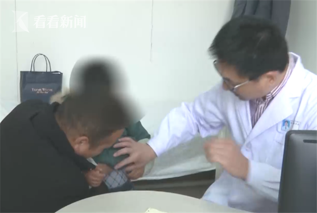 视频男孩爸妈要细心男童蛋蛋少一个原来藏腹沟
