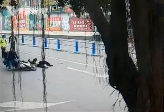 视频 | 无证摩托司机遇查拒检撞翻交警 不顾摔倒