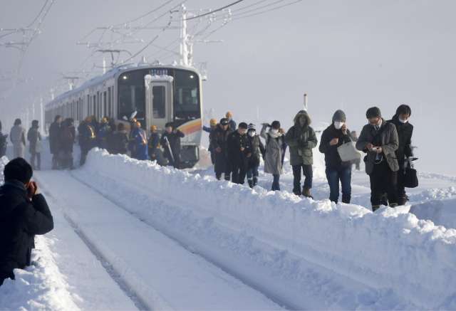 日本中部地区大雪　多人伤亡交通混乱