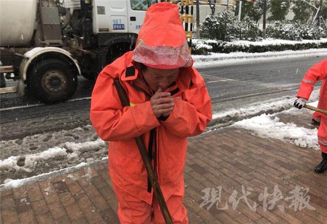 暖心!南京城管扫雪打通道路,两岁小女孩跑出来