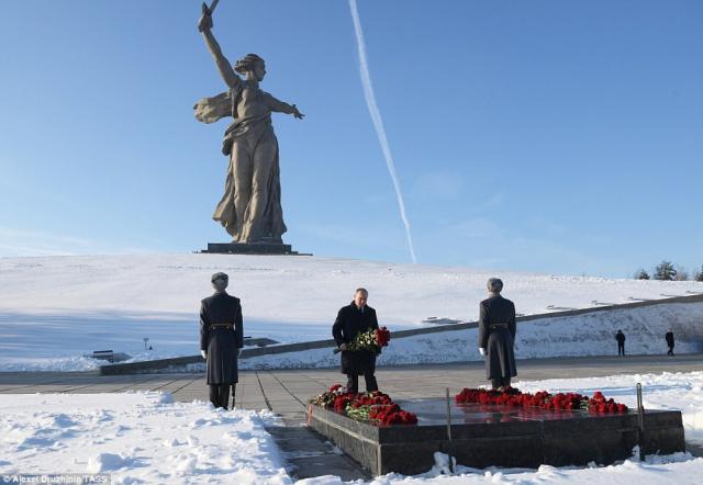 视频|斯大林格勒保卫战75周年 普京献花并发表