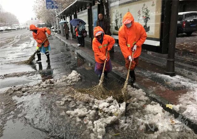 暖心!南京城管扫雪打通道路,两岁小女孩跑出来