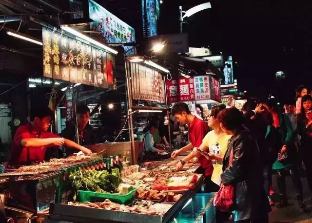 观音桥现在是越来越繁华了, 其实除了洋河夜市,现在还有九街夜市