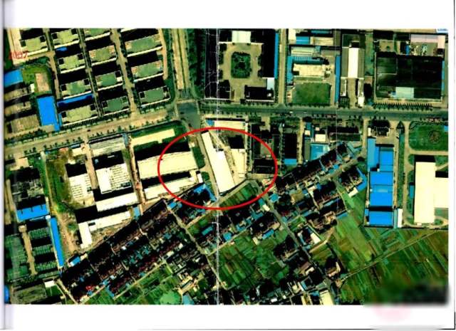 ↑2007年的卫星图显示,该地块上搭建了简易钢棚