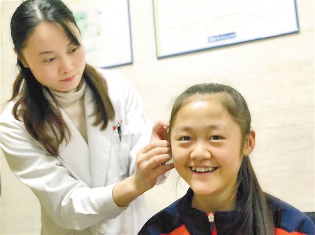 听障足球世界冠军女孩终于戴上了助听器|陆军