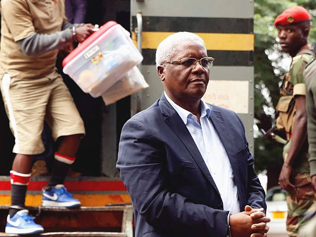 　11月27日，哈拉雷，受到腐败指控的津巴布韦前财政部长琼博带着手铐抵达当地一家法院。（新华/法新）