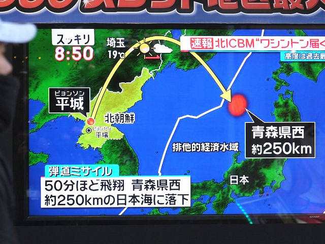 11月29日,日本东京,电视屏幕播放着朝鲜试射弹道导弹的新闻。(新华/法新)