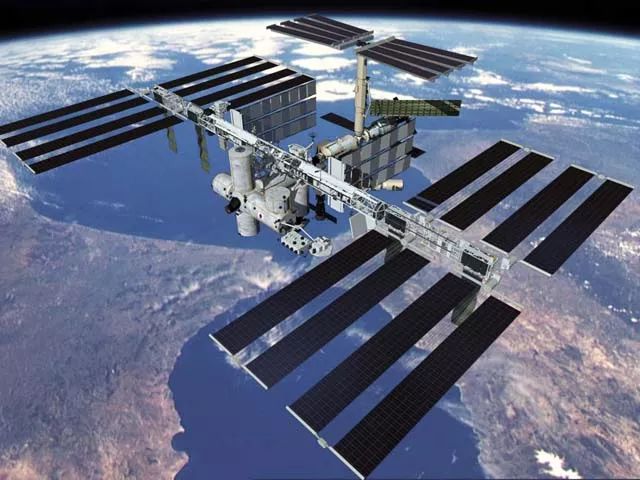 ▲美国宇航局将推出“传感器”来测量国际空间站周围的轨道碎片。（印度电视台）