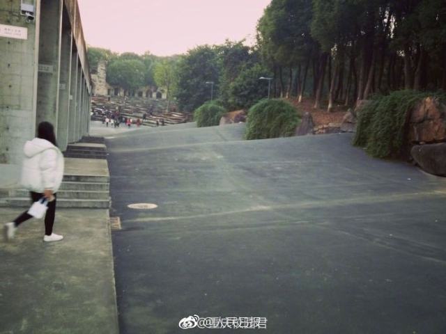 魔幻!重庆一高校现波浪路