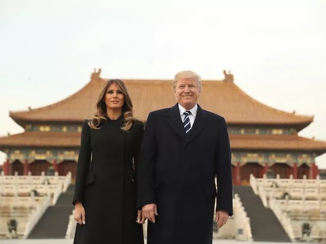 ▲就在上个月,特朗普与夫人梅拉尼娅结束其到差后首次访华路程,图为二人在故宫合影。(美联社)