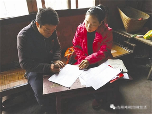 干部下乡扶贫出车祸不幸遇难 上千民众为她送别