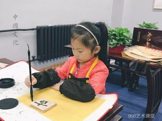 又是别人家的孩子?这么小,竟能写出这么好的字