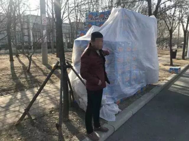 花样作死!这俩外地人路边卸货,一查竟是194箱