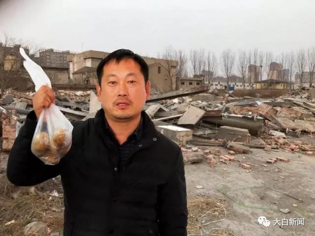 男子出门买菜回家后傻眼：800多平房子被拆成废墟