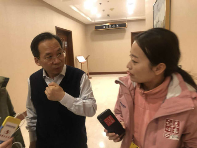 图为刘尚希接受证券时报记者采访
