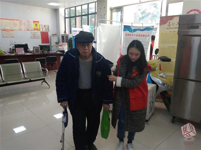 大学生志愿者一年服务义工食堂450人次