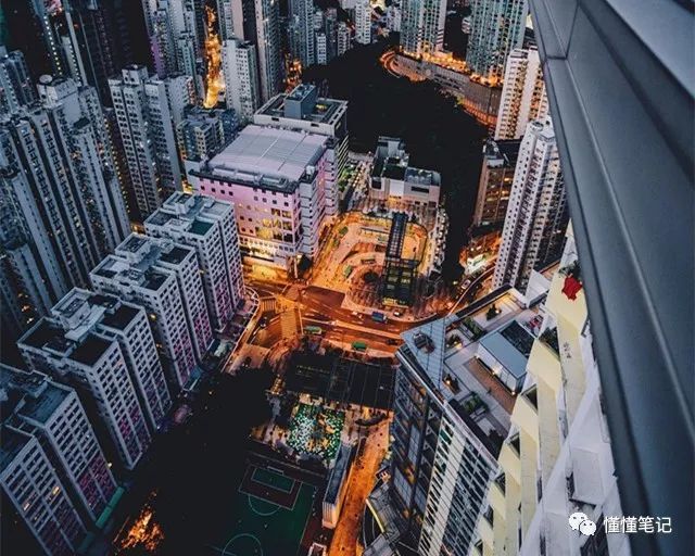 冷俊在香港某大厦楼顶的直播画面