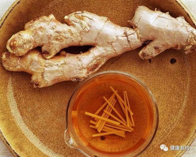 心疼!90后小护士手上在配药、脚上在输液!照片