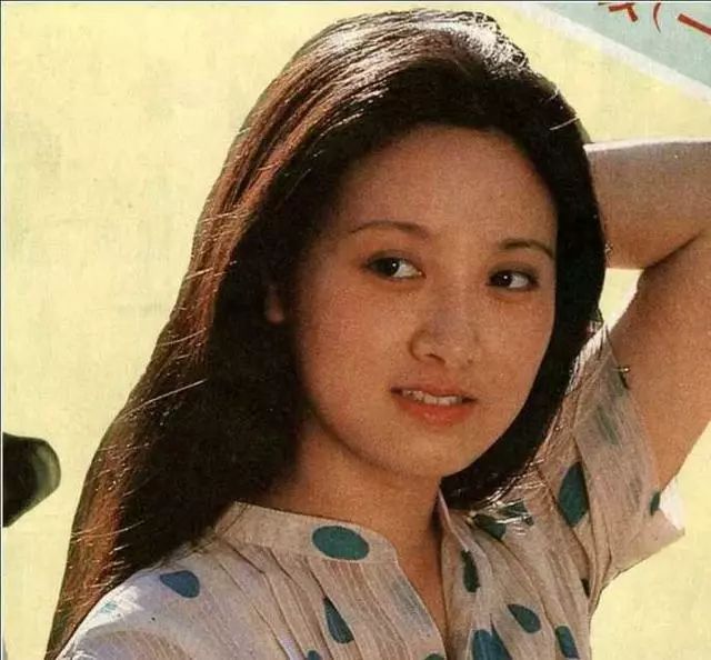 看她年轻的时候气质也很好,眉清目秀,气质温婉