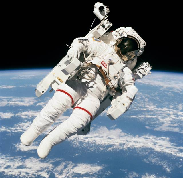 首位"太空漫步"宇航员去世|麦坎德利斯|太空漫步|宇航员_新浪新闻